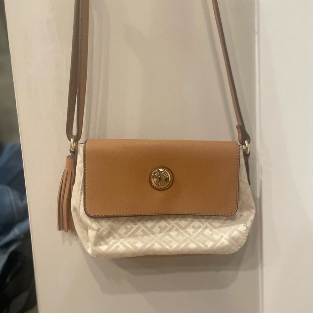 Tommy Hilfiger crossbody purse . Adjustable strap length .